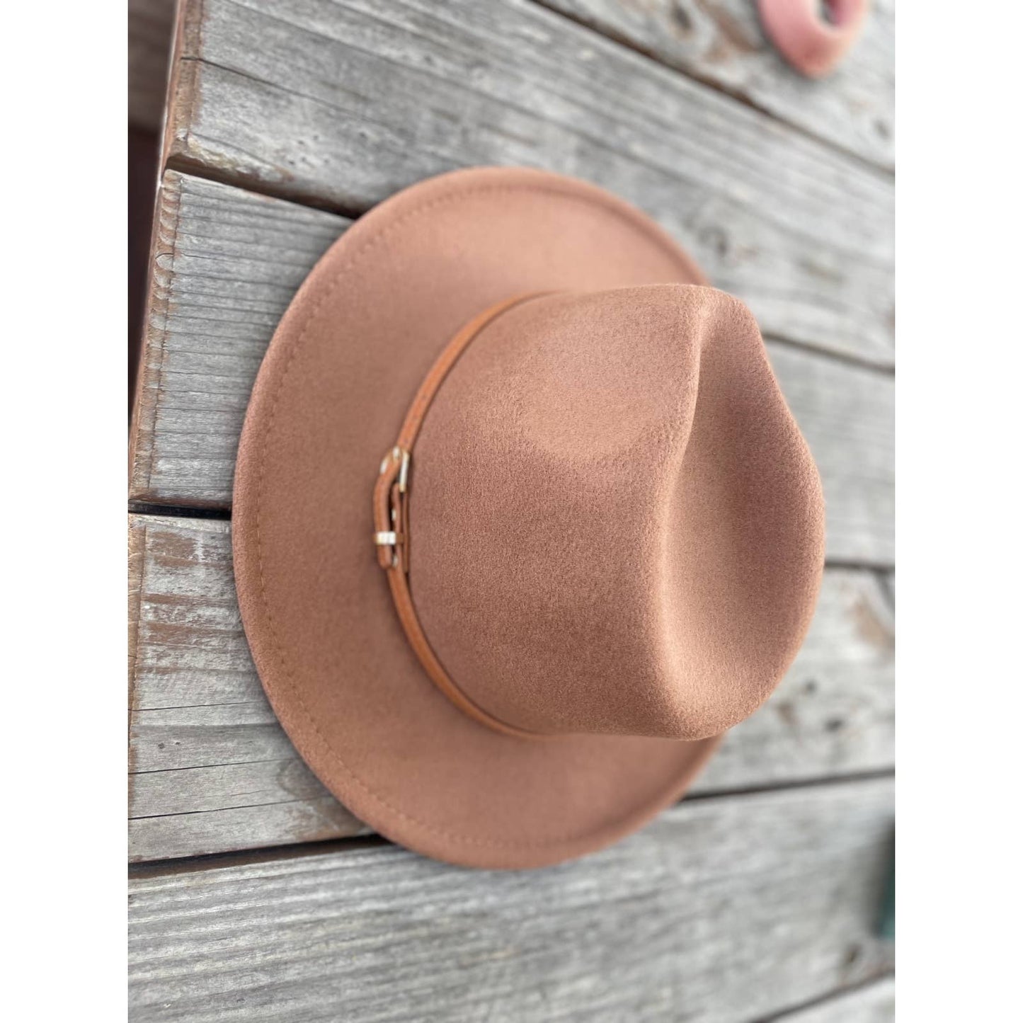Queens INC - VEGAN FELT PANAMA WITH LEATHER BELT: CAMEL / ONE SIZE