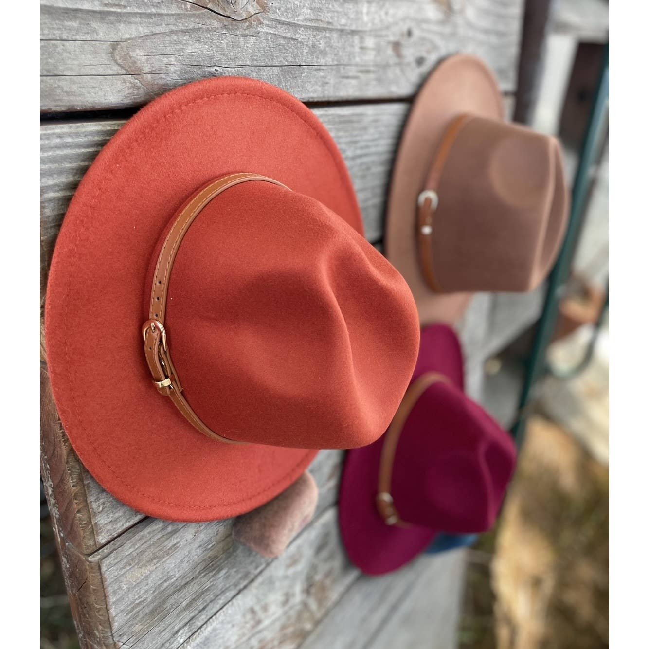 Queens INC - VEGAN FELT PANAMA WITH LEATHER BELT: CAMEL / ONE SIZE