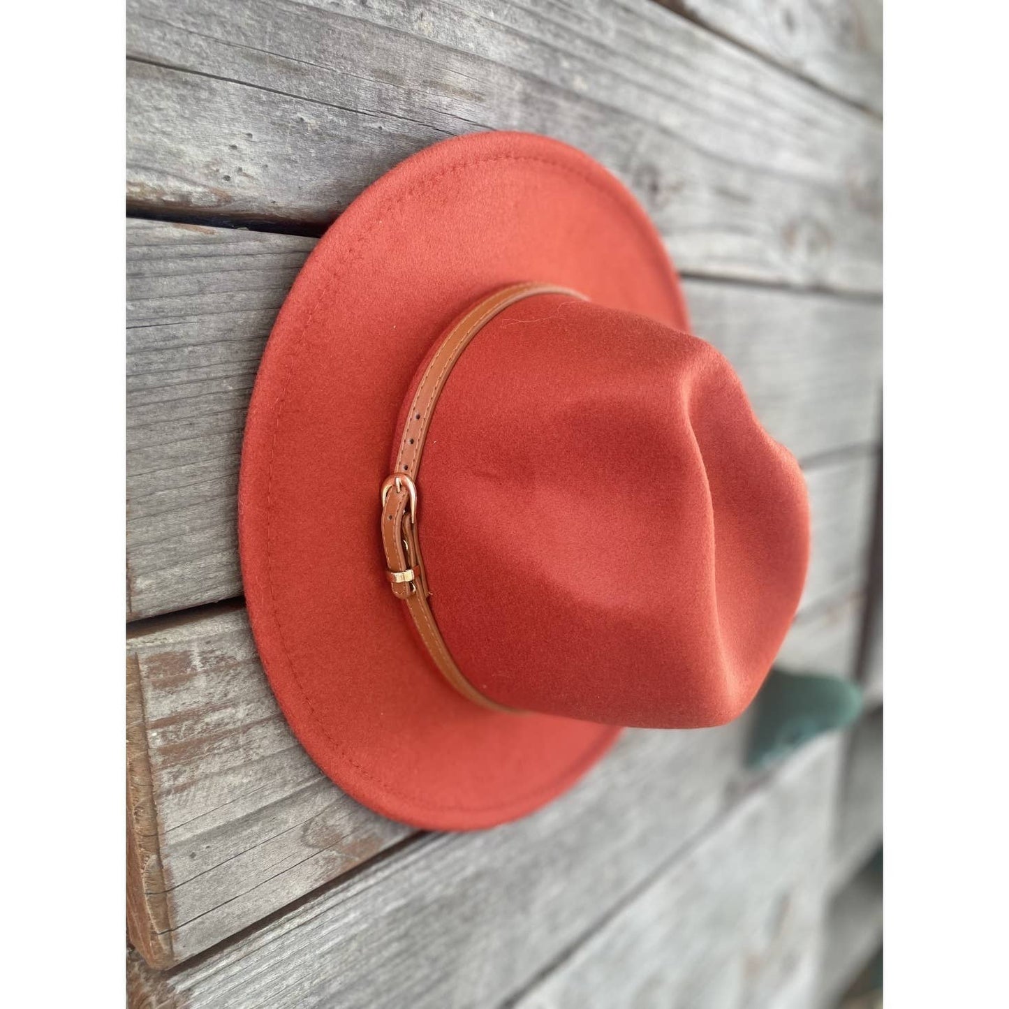 Queens INC - VEGAN FELT PANAMA WITH LEATHER BELT: CAMEL / ONE SIZE