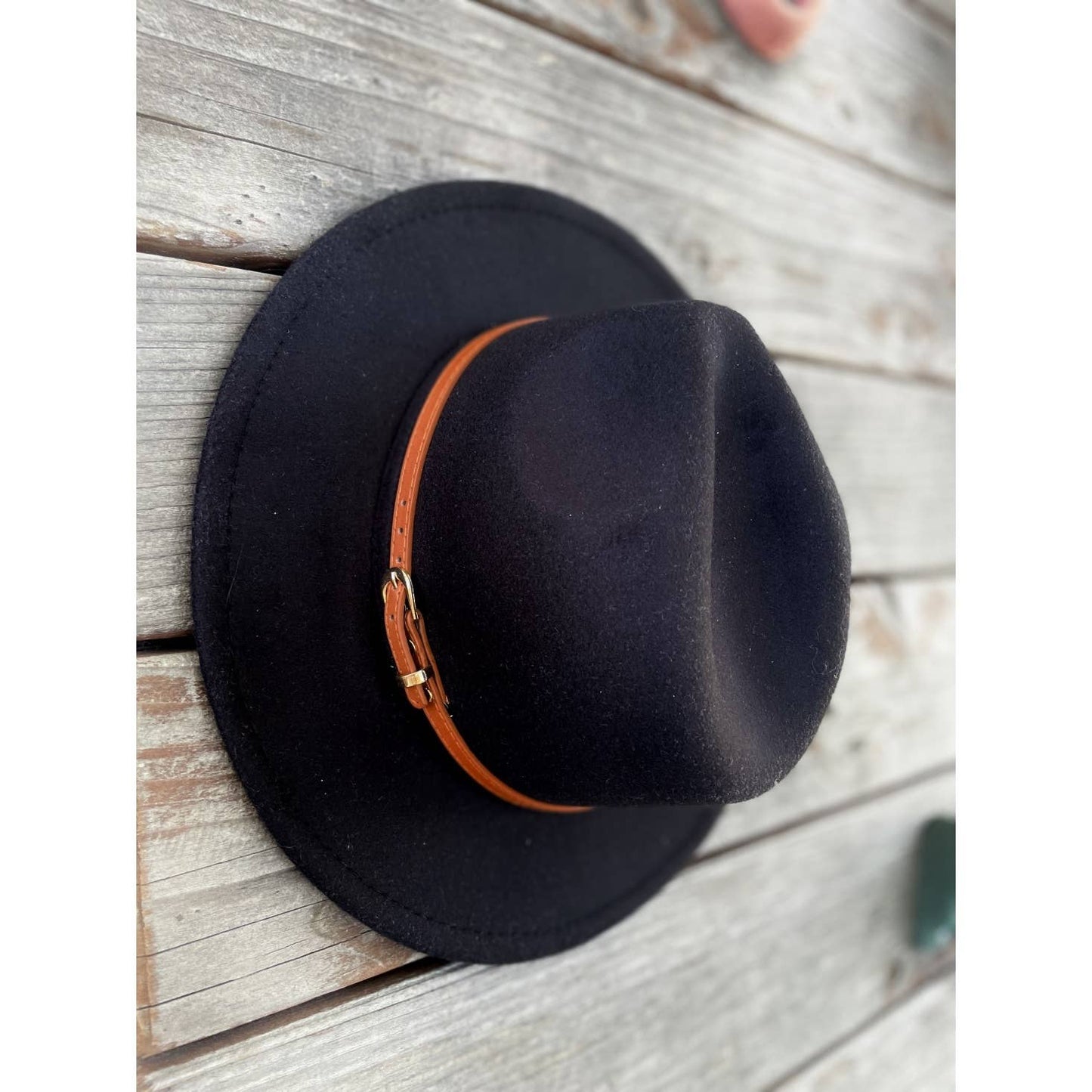 Queens INC - VEGAN FELT PANAMA WITH LEATHER BELT: CAMEL / ONE SIZE