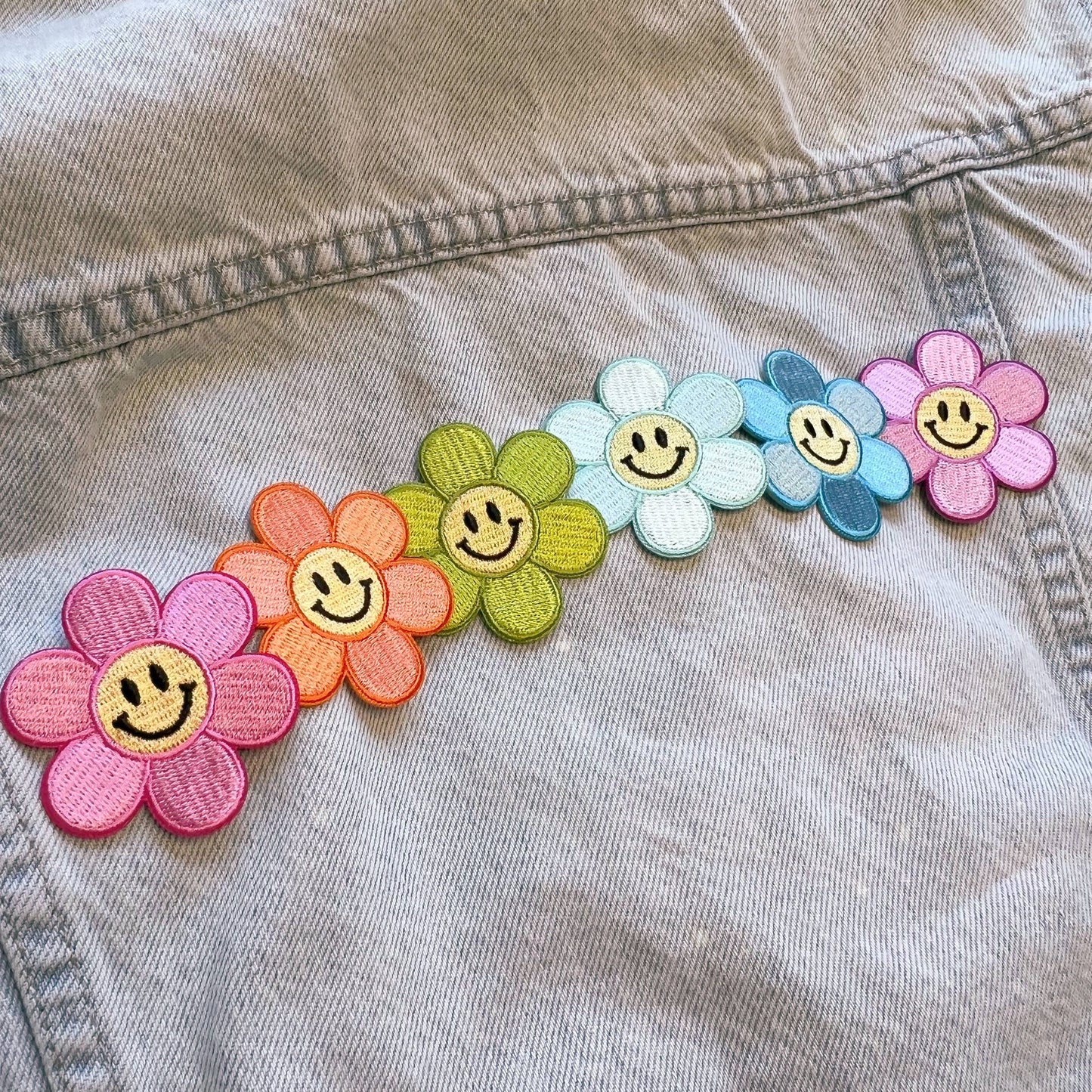 Wildflower + Co. - Smiley Daisy Patch: Blue